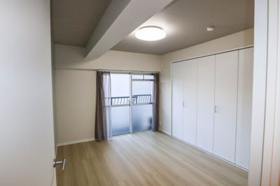 【寝室】 | ＧＳハイム船場 | バルコニーに面した洋室　約６．３帖