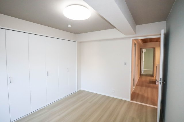 【収納】 | ＧＳハイム船場 | 洋室　約６．３帖は　一面にクローゼットが有り収納安心♪