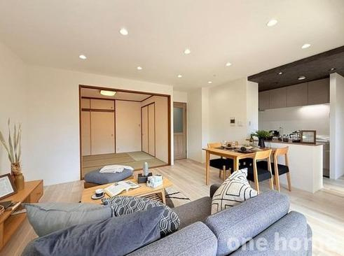 エンゼルフィールズ三国の居間・リビング|◆リビング横には和室がございます！お子様のお昼寝や来客時に重宝します！