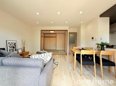 エンゼルフィールズ三国の居間・リビング|◆ベーシックな内装につき、様々な家具との相性はバッチリです！