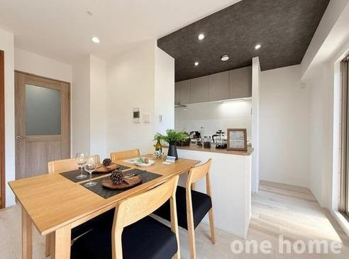 エンゼルフィールズ三国の居間・リビング|◆キッチン天井はアクセントクロスが施されお洒落ですね♪