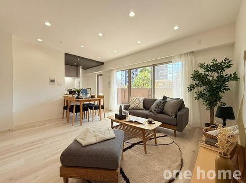 エンゼルフィールズ三国の居間・リビング|◆広々LDKは約15.4帖！南側バルコニーから陽光差し込む明るい空間です！
◆令和7年2月室内リフォーム完了！