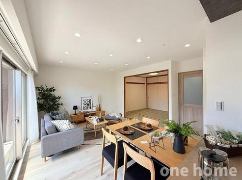 エンゼルフィールズ三国の居間・リビング|◆広々LDKは約15.4帖 別角度です！家具を置いても余裕があります！
◆掃き出し窓から暖かな陽が差し込みます♪