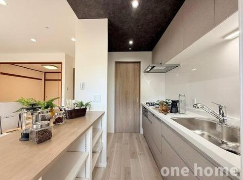 エンゼルフィールズ三国のキッチン|◆清潔感のあるシステムキッチンです！シンク・作業台が広く、お料理がしやすそうですね♪
◆食洗機・ディスポーザーございます！