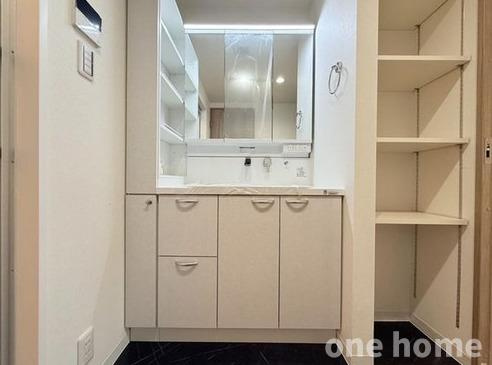 エンゼルフィールズ三国の独立洗面台|◆三面鏡の洗面化粧台です！
◆洗面横には可動棚が設けられ、タオルなどを収納でき大活躍です！