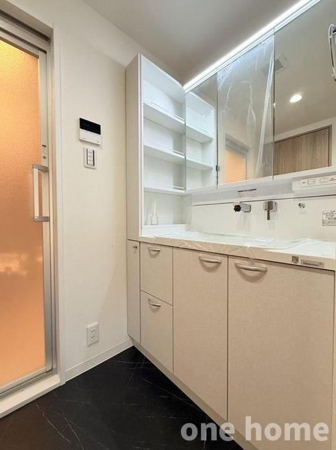 エンゼルフィールズ三国の独立洗面台|◆棚が設けられ日用品をしっかり収納できます！