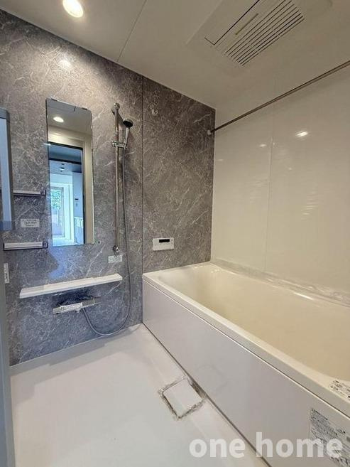 エンゼルフィールズ三国の浴室|◆浴室暖房乾燥機が搭載され、年間を通して快適なバスタイムをお楽しみいただけます！