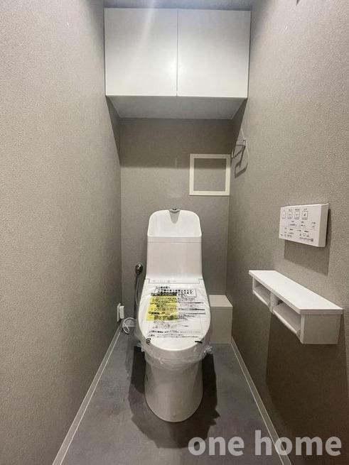 エンゼルフィールズ三国のトイレ|◆温水洗浄便座付きトイレです！操作がしやすい壁掛けリモコンです！
◆背面には棚が設けられ、トイレットペーパーなどを収納できます！