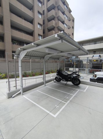 ワコーレ王子公園アクロススクエアの駐車場