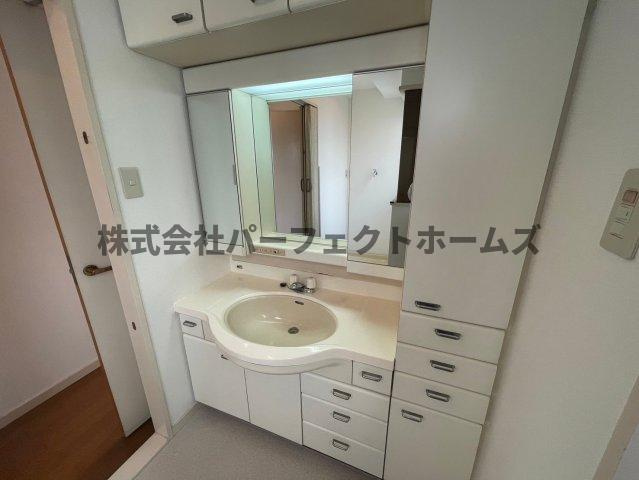 グランベールの独立洗面台|朝の支度にも助かる、独立の洗髪洗面化粧台