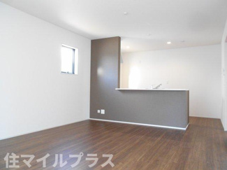 【居間・リビング】 | 須賀川市森宿新築一戸建て6棟 | こちらのリビングで趣味の時間をお楽しみください