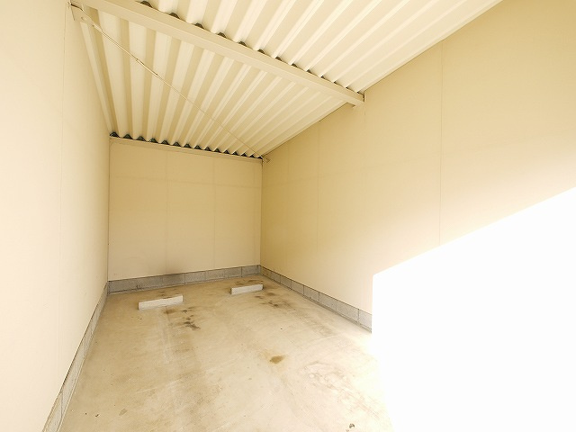 今西ガレージの内装|明るい色調の室内です