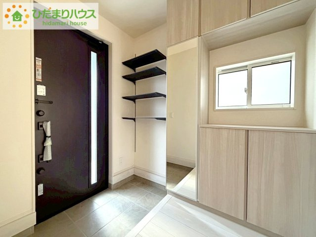 ブルーミングガーデン郡山市静西一丁目　新築戸建　3号棟の玄関|小窓が付いているドアなので明るいスペースになっています♪