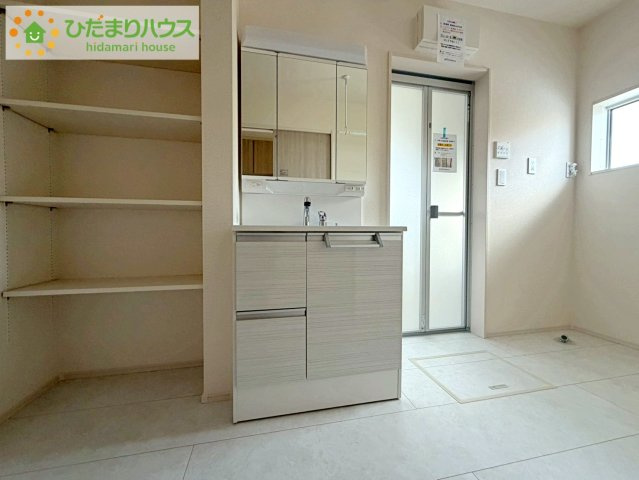 ブルーミングガーデン郡山市静西一丁目　新築戸建　3号棟の独立洗面台|大きな三面鏡の独立洗面。鏡の後ろは収納となっているのでスッキリと整理できます！