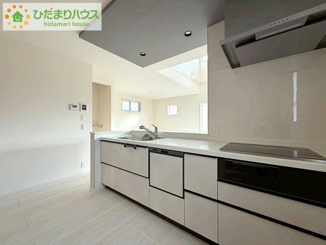 ブルーミングガーデン郡山市静西一丁目　新築戸建　3号棟のキッチン|3口コンロと収納豊富なキッチンで、ママの毎日のお料理もはかどります☆