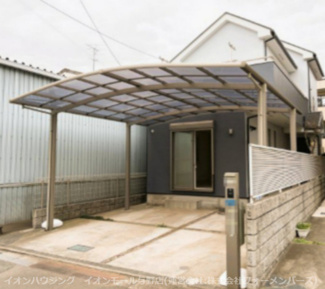 【外観】 | 自転車もバイクもゆったり置ける、屋根付きガレージスペースのある戸建