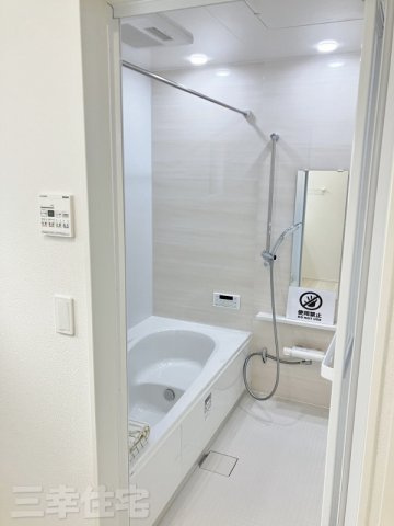 碧南市入船町の浴室|浴室には浴室暖房乾燥機が完備されています。雨の日のお洗濯も安心です。浴室を温めておけば、ヒートショック対策になりますね