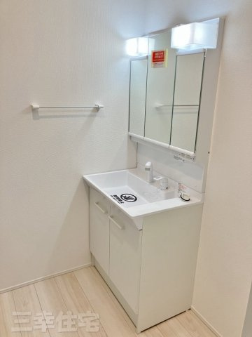 碧南市入船町の洗面所|嬉しい３面鏡ついつい長居してしまいそう。もちろんシャワー水栓です♪