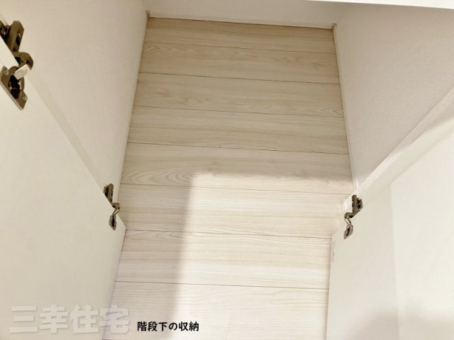 碧南市入船町5号棟の収納|階段下の収納。収納はあればあるほど助かりますね