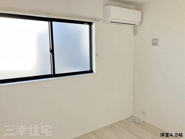 碧南市入船町5号棟の収納|洋室にもエアコンが設置されています