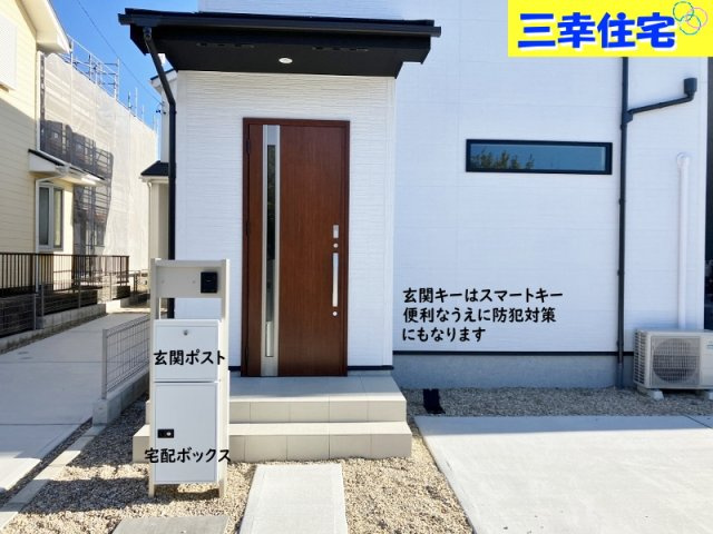 碧南市入船町5号棟の玄関|玄関の鍵はスマートキー、宅配ボックス、シャッターもあって防犯対策も安心です