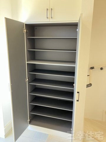 碧南市入船町5号棟の収納|玄関の収納は大容量です。お好きな高さに調節できる可動棚、ブーツの収納もラクラクです♪