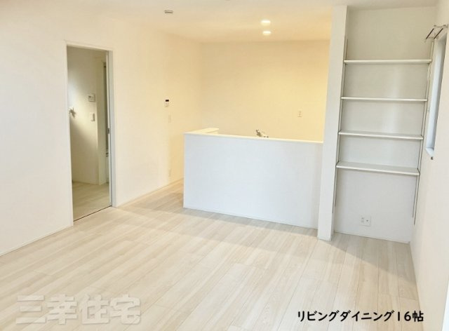 碧南市入船町の居間・リビング|リビングダイニング16帖。大変便利な可動棚があります♪