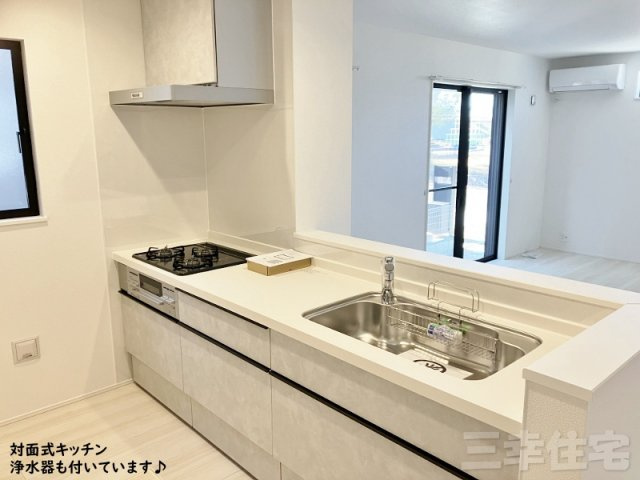 碧南市入船町のキッチン|家族の距離が縮まる対面式システムキッチン。キッチンを中心に笑顔と会話がはずむ開放的なスタイルです♪