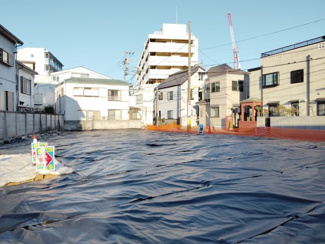 【外観】 | 周囲は静かな住宅街。隣地との距離もしっかり確保され、プライバシーも守られます♪落ち着いた環境で、家族団らんの時間を大切にしたい方に最適な物件です。現地で、その穏やかな空気を感じてみませんか。