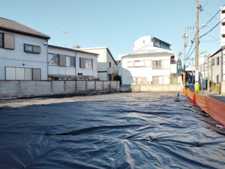 【外観】 | ゆとりある100㎡超の敷地を確保。前面道路とフラットに繋がり、駐車も並列2台可能です♪（※車種による）。車種を選ばず、出し入れも楽々。マイホームへの夢が膨らむ、広大な敷地をぜひ現地でご確認ください。