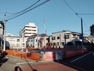 【前面道路含む現地写真】 | ゆとりある敷地が魅力。建築条件なしなので、お好きなハウスメーカーで理想のマイホームを叶えられます♪間取りやデザインなど、こだわりを詰め込んだオンリーワンの住まいを、この場所でカタチにしませんか。