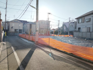 【前面道路含む現地写真】 | 東側4.50m、南側4.00m、西側4.00mの三方道路に面した宅地分譲！前面道路は落ち着いた住宅街へと続き、車での出入りもスムーズに行えます。現地で実際の広さや、周囲の静けさを体感してみませんか♪