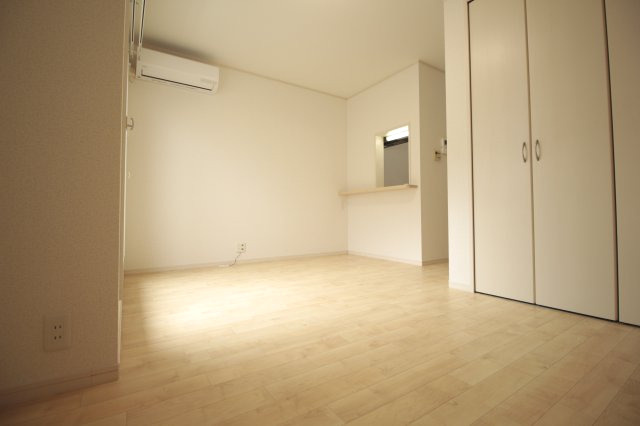 ドムスソラリスの居間・リビング|洋室10帖の広さ！ご覧にいらしてください♪
