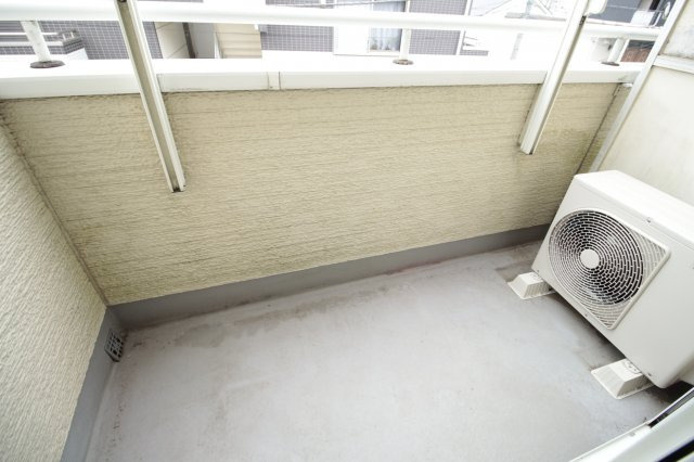 ドムスソラリスのバルコニー|洗濯物もたっぷり干せます♪
