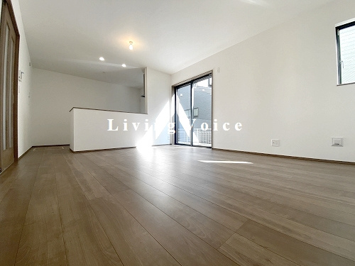 【居間・リビング】 | 【仲介手数料０円】茅ヶ崎市香川4丁目　新築一戸建て　全2棟 | 茅ヶ崎市香川4丁目　新築一戸建て　全2棟