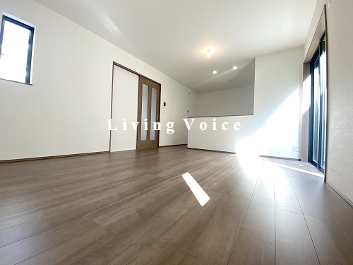 【居間・リビング】 | 【仲介手数料０円】茅ヶ崎市香川4丁目　新築一戸建て　全2棟 | 茅ヶ崎市香川4丁目　新築一戸建て　全2棟