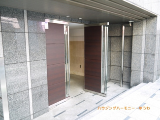 【その他共用部分】 | 大理石張りの重厚感あるエントランス