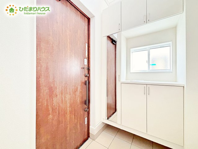 【玄関】 | 水戸市千波町4期　新築戸建　１号棟 | 靴で溢れかえっていた玄関も、大きなシューズボックスと、玄関横のクロークでスッキリ解決！玄関は「その家の顔」とお考えの方にオススメの広さです。