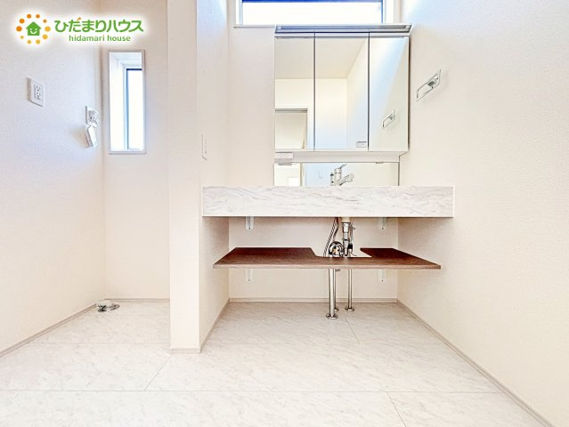 【独立洗面台】 | 水戸市千波町4期　新築戸建　１号棟 | 大きな三面鏡の独立洗面。鏡の後ろは収納となっているのでスッキリと整理できます！