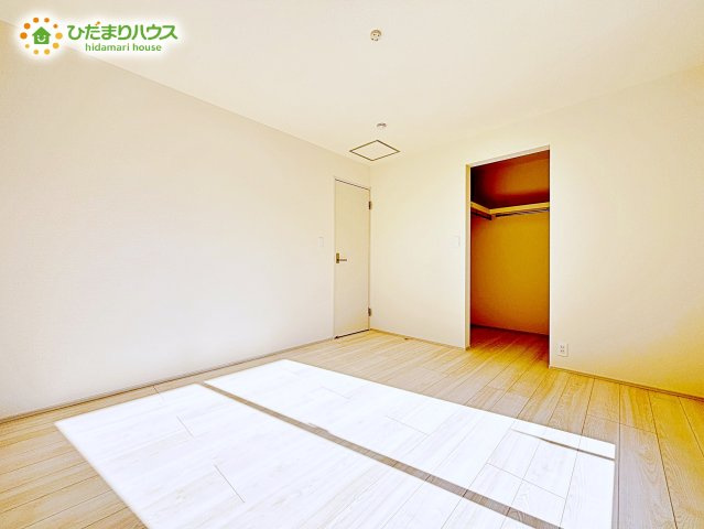 【寝室】 | 水戸市千波町4期　新築戸建　１号棟 | 壁紙はシンプルで清潔なホワイトで統一しています。朝の光をたっぷり浴びながら一日をスタート！目覚めは明るくあたたかな場所で。