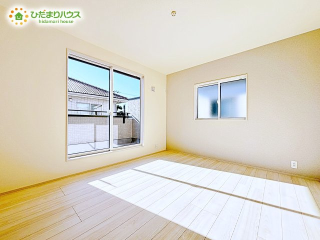 【寝室】 | 水戸市千波町4期　新築戸建　１号棟 | バルコニーに面していて、たっぷり光りの入る明るい主寝室です！