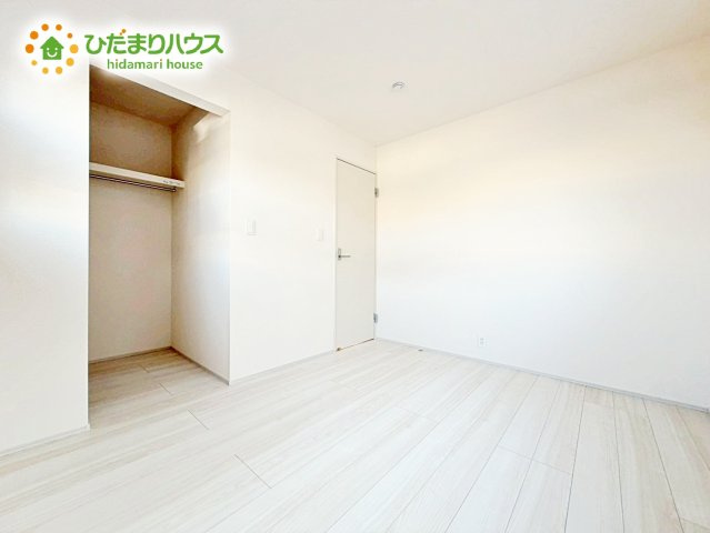 【洋室】 | 水戸市千波町4期　新築戸建　１号棟 | 明るい洋室は、生活にゆとりを齎してくれるゆったりスペース。大きな窓からは陽光が入り、リラックスした時の流れを感じられ、