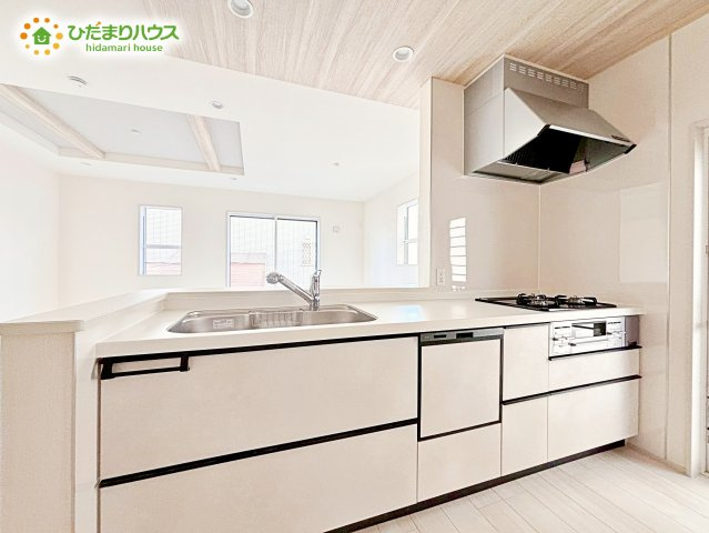 【キッチン】 | 水戸市千波町4期　新築戸建　１号棟 | シンプルなシステムキッチン♪広々としていてお料理をするのにも十分な広さがあります！お子様とお菓子作りをしたり、新しいお料理に挑戦したり毎日の家事が楽しくなりそうです！