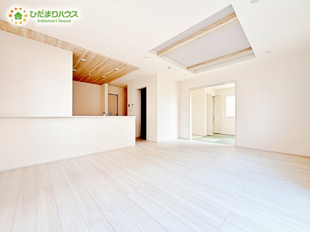 【居間・リビング】 | 水戸市千波町4期　新築戸建　１号棟 | ホワイトを基調としたLDKは、明るく上品な心地よさを演出してくれます。空間に広がりをもたらし、より一層広く感じさせてくれます。