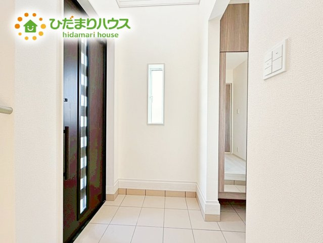 【玄関】 | 水戸市千波町4期　新築戸建　2号棟 | 靴で溢れかえっていた玄関も、大きなシューズボックスと、玄関横のクロークでスッキリ解決！玄関は「その家の顔」とお考えの方にオススメの広さです。