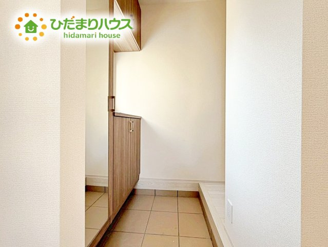 【玄関】 | 水戸市千波町4期　新築戸建　2号棟 | お家に出会う人々を迎える玄関だからこそ、広々清潔感あふれる空間にしたいものです。採光・通風にも配慮された設計で毎日明るい空間をキープします♪