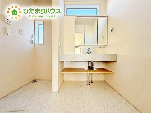 【独立洗面台】 | 水戸市千波町4期　新築戸建　2号棟 | ゆとりの洗面スペースで朝の身支度も快適スムーズに。３面鏡で髪のセットやお化粧もストレスなくこなせ、朝から気分良く通勤通学に向かえそうですね！