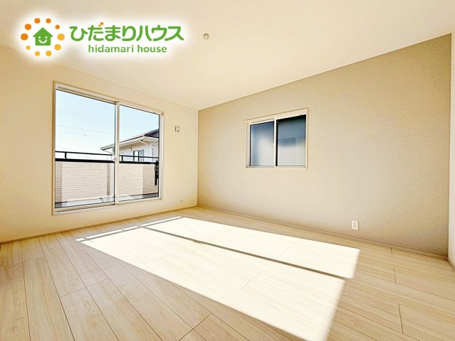 【寝室】 | 水戸市千波町4期　新築戸建　2号棟 | 主寝室は広々していて安らげる空間に。大きな窓から光が差し込み、朝の目覚めも良さそう♪