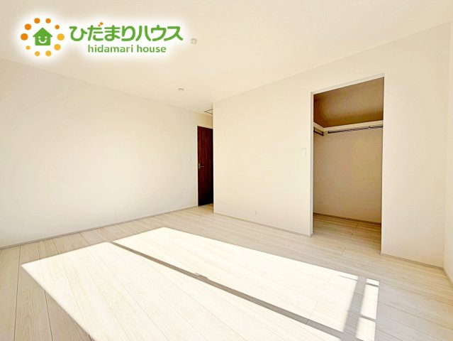 【寝室】 | 水戸市千波町4期　新築戸建　2号棟 | 天井の高い主寝室。ゆっくりと過ごせる大人のくつろぎ空間！