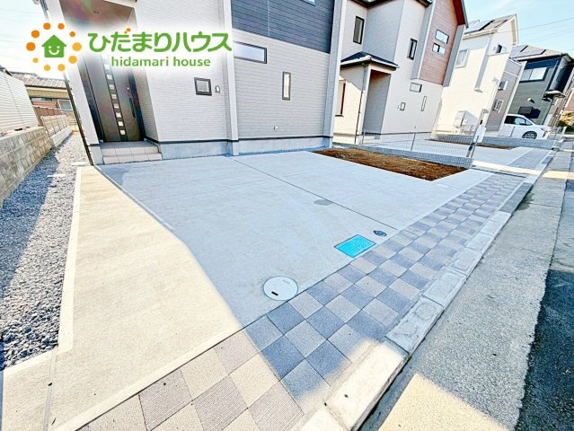 【駐車場】 | 水戸市千波町4期　新築戸建　2号棟 | ご夫婦やご家族で車を使用できるため、それぞれのタイミングで使用できます。また、来客用としても利用できるため、来客時の駐車場の心配が不要です